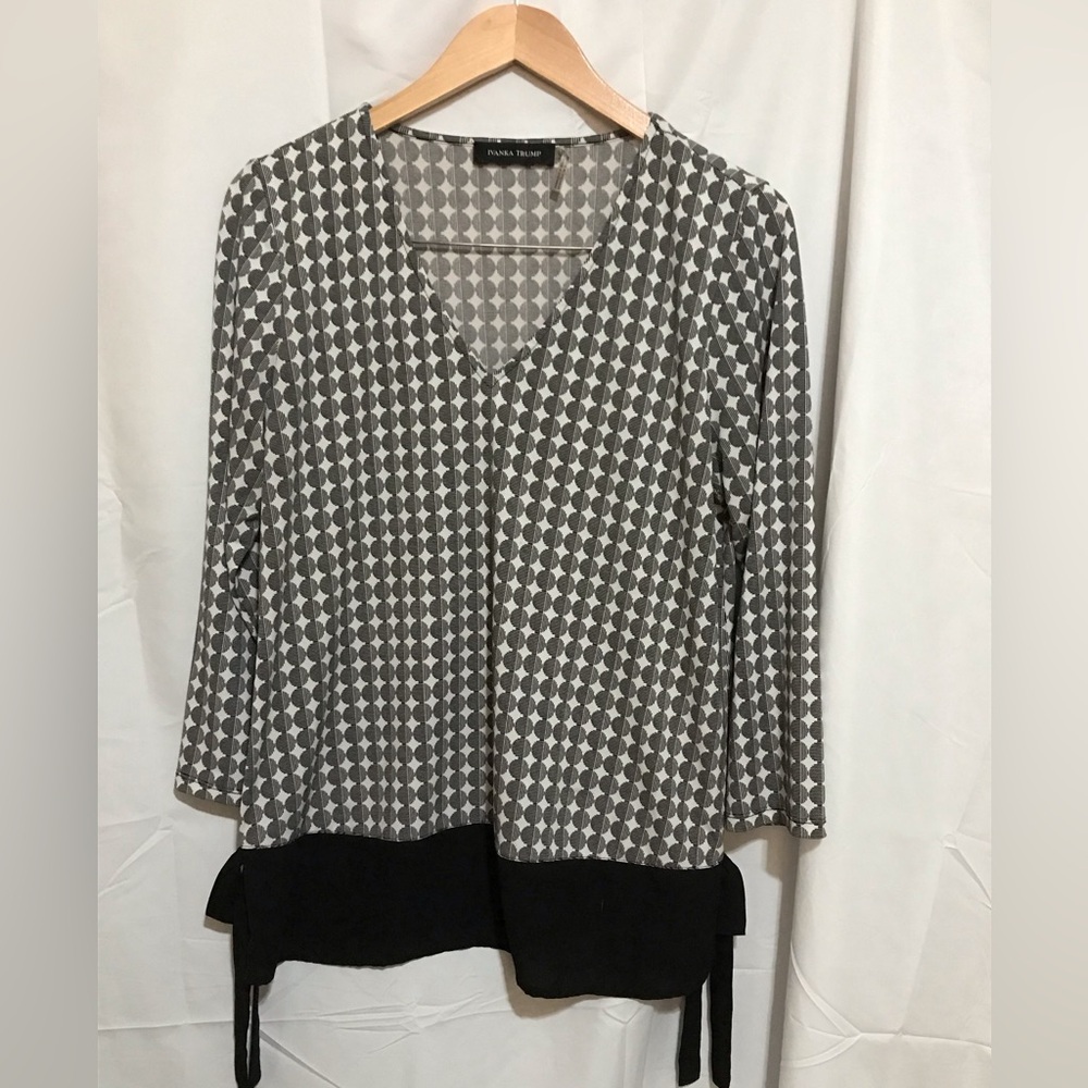 Ivanka Trump Large Blouse Gray Geometric V-Neck Long Sleeve Top with Black Hem